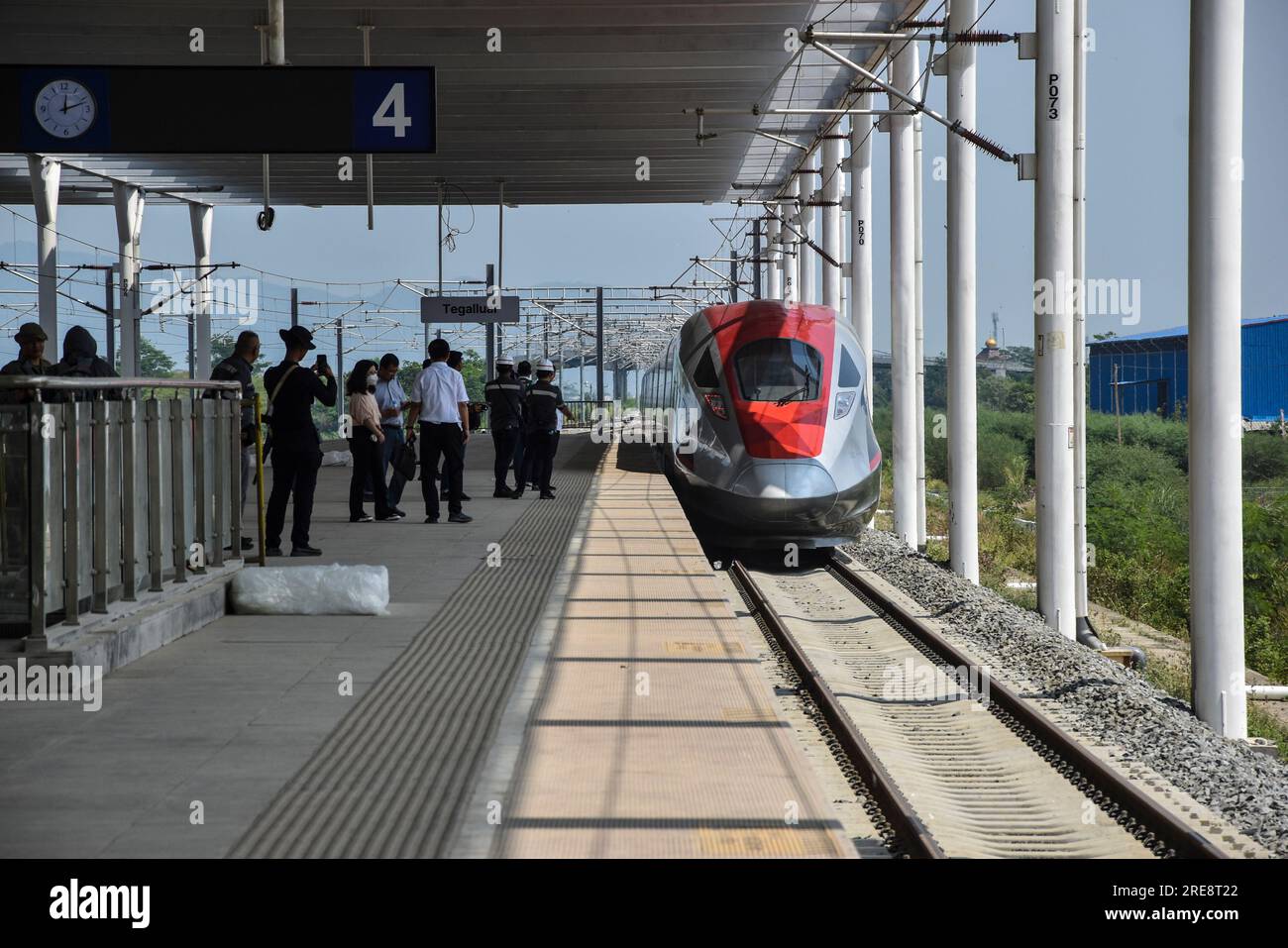 Bandung Regency, Giava Occidentale, Indonesia. 26 luglio 2023. I lavoratori sono attivi nei pressi di una serie di treni ferroviari elettrici multiunità (KRL) o del treno veloce Jakarta Bandung (KCJB) alla stazione di Tegalluar. Il treno veloce Jakarta-Bandung (KCJB) è destinato a funzionare a metà agosto con l'attuale affermazione dell'operatore che il progetto è stato completato al 94%. Crediti: Dimas Rachmatsyah/Alamy Live News Foto Stock