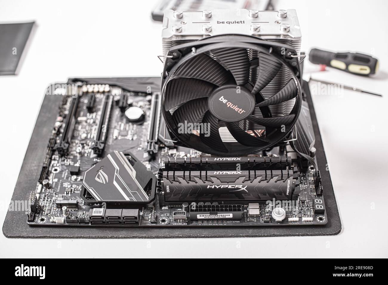 Scheda madre Asus Rog Crosshair vii Hero con sistema di raffreddamento installato Be Quiet e RAM Kingston DDR4 HyperX. Foto Stock