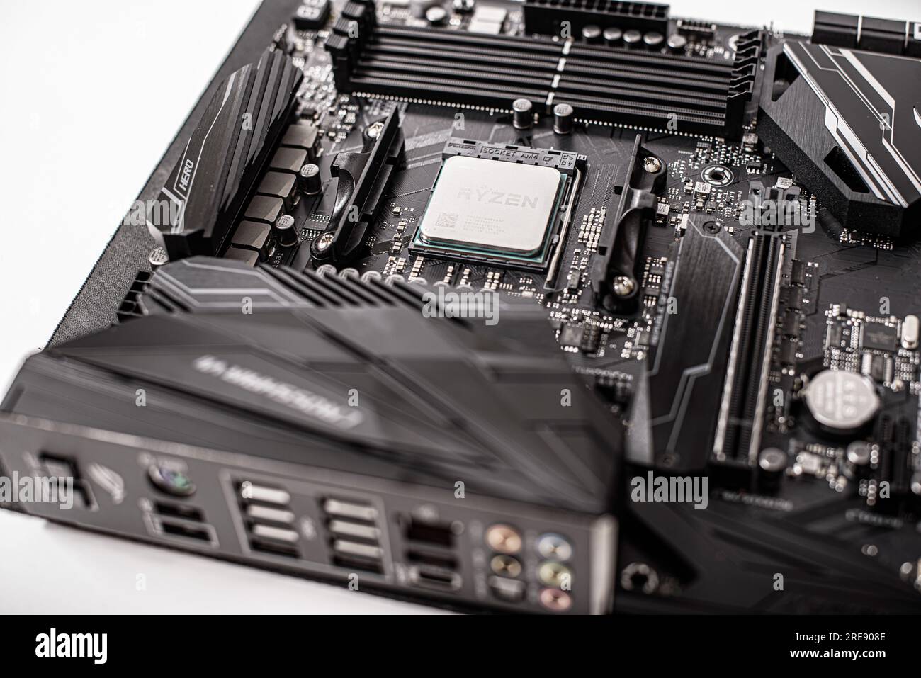 Scatola della scheda madre Asus Rog Crosshair vii Hero su sfondo bianco. Foto Stock