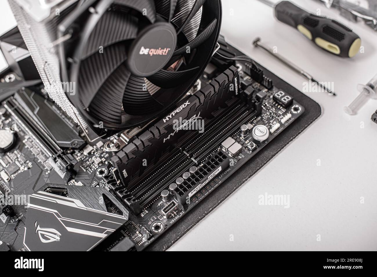 Scheda madre Asus Rog Crosshair vii Hero con sistema di raffreddamento installato Be Quiet e RAM Kingston DDR4 HyperX. Foto Stock