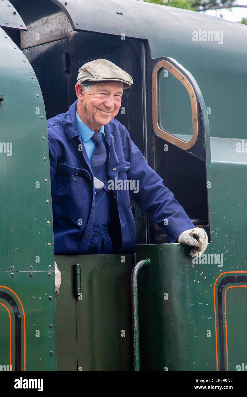Engine driver, locomotiva a vapore Merchant Navy Class 35002 'Peninsula and Oriental' conservata dalla Gloucestershire and Warwickshire Steam Railway, AT Foto Stock