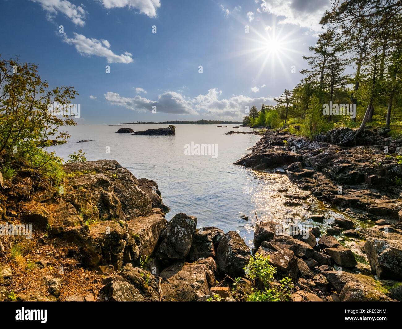 Costa rocciosa, lago Superior sulla penisola di Keweenaw, tra il fiume Eagle e Copper Harbor, nell'Upper Michigan, Stati Uniti Foto Stock