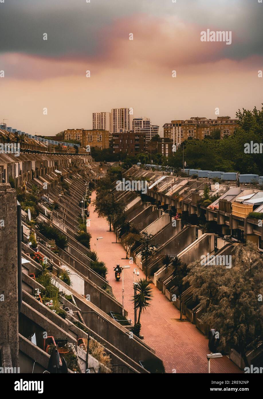 Vedute generali della tenuta residenziale di Alexandra Road, conosciuta come Alexandra e Ainsworth, ma più comunemente chiamata Rowley Way. Foto Stock