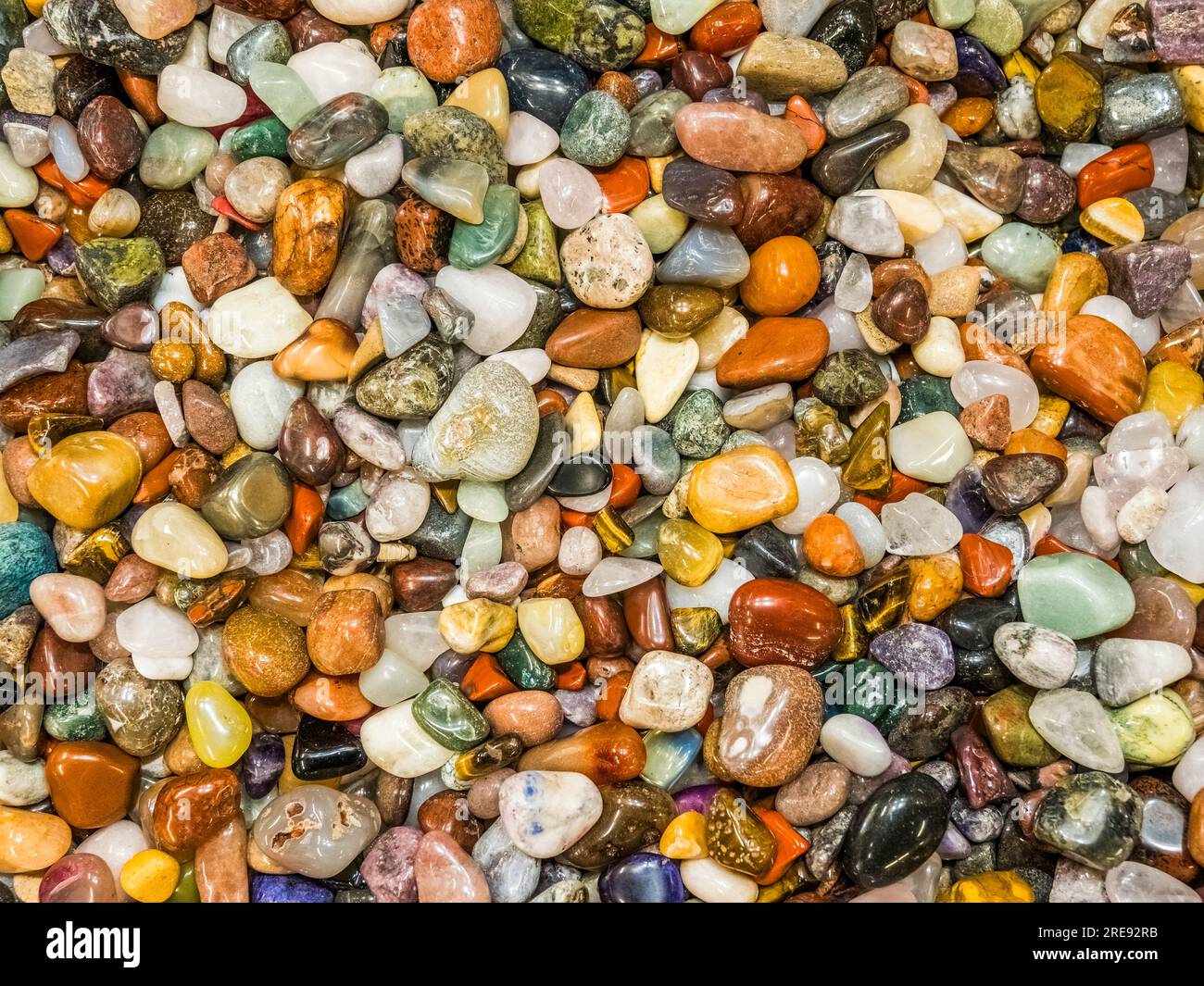 Primo piano delle piccole pietre colorate del lago Supoerior nella penisola superiore del Michigan USA Foto Stock