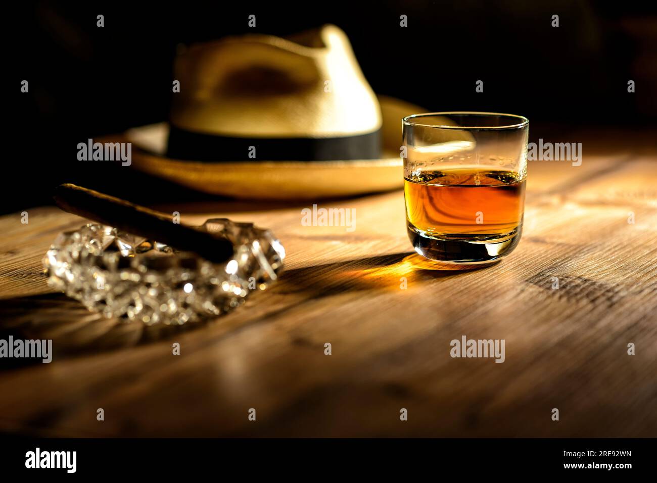 glas di rum, sigaro e un cappello panama in un bar di Cuba Foto Stock