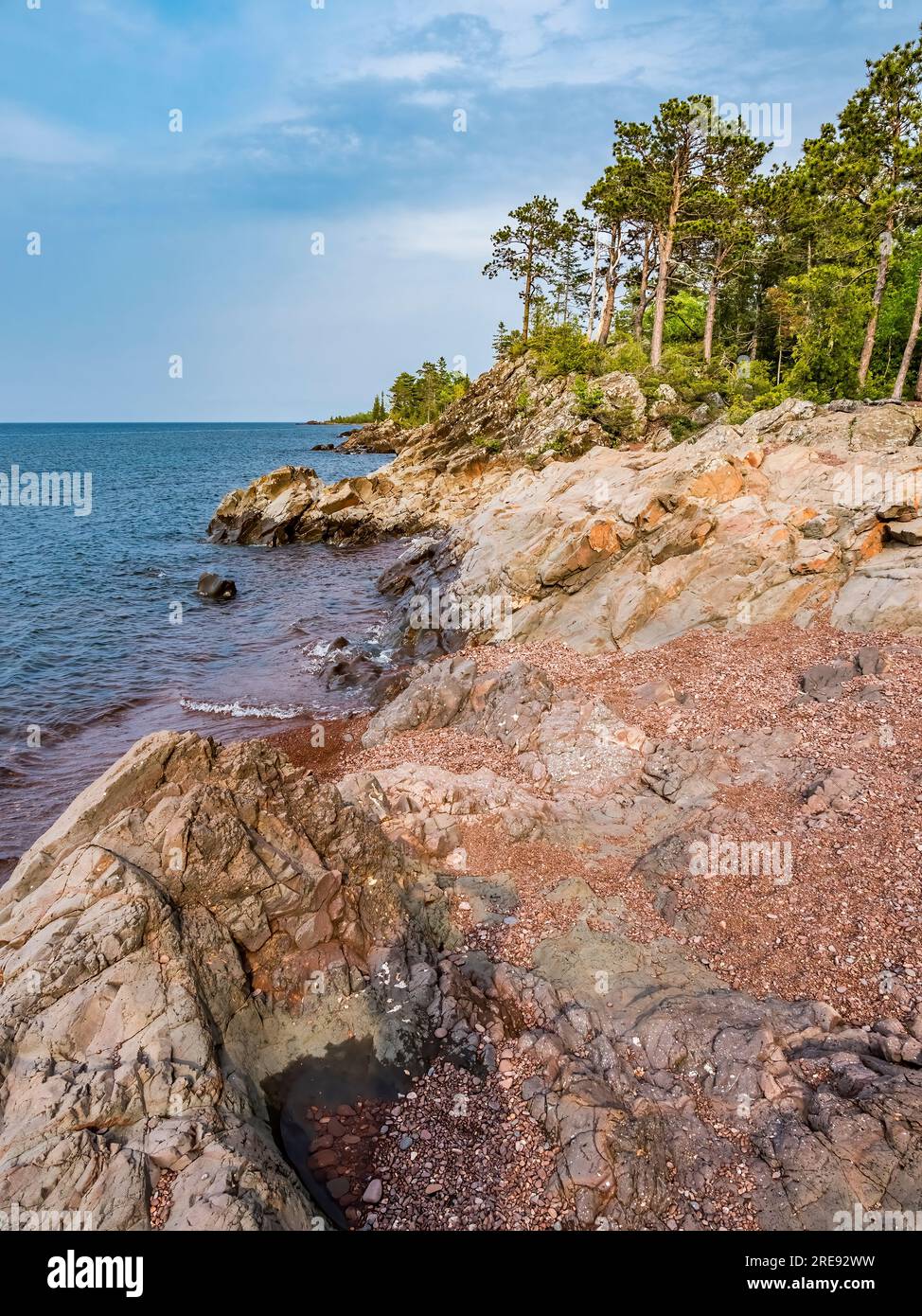Costa rocciosa del lago Superior nell'Hunters Point Park a Copper Harbor, nella penisola di Keweenaw, nell'Upper Michigan, Stati Uniti Foto Stock
