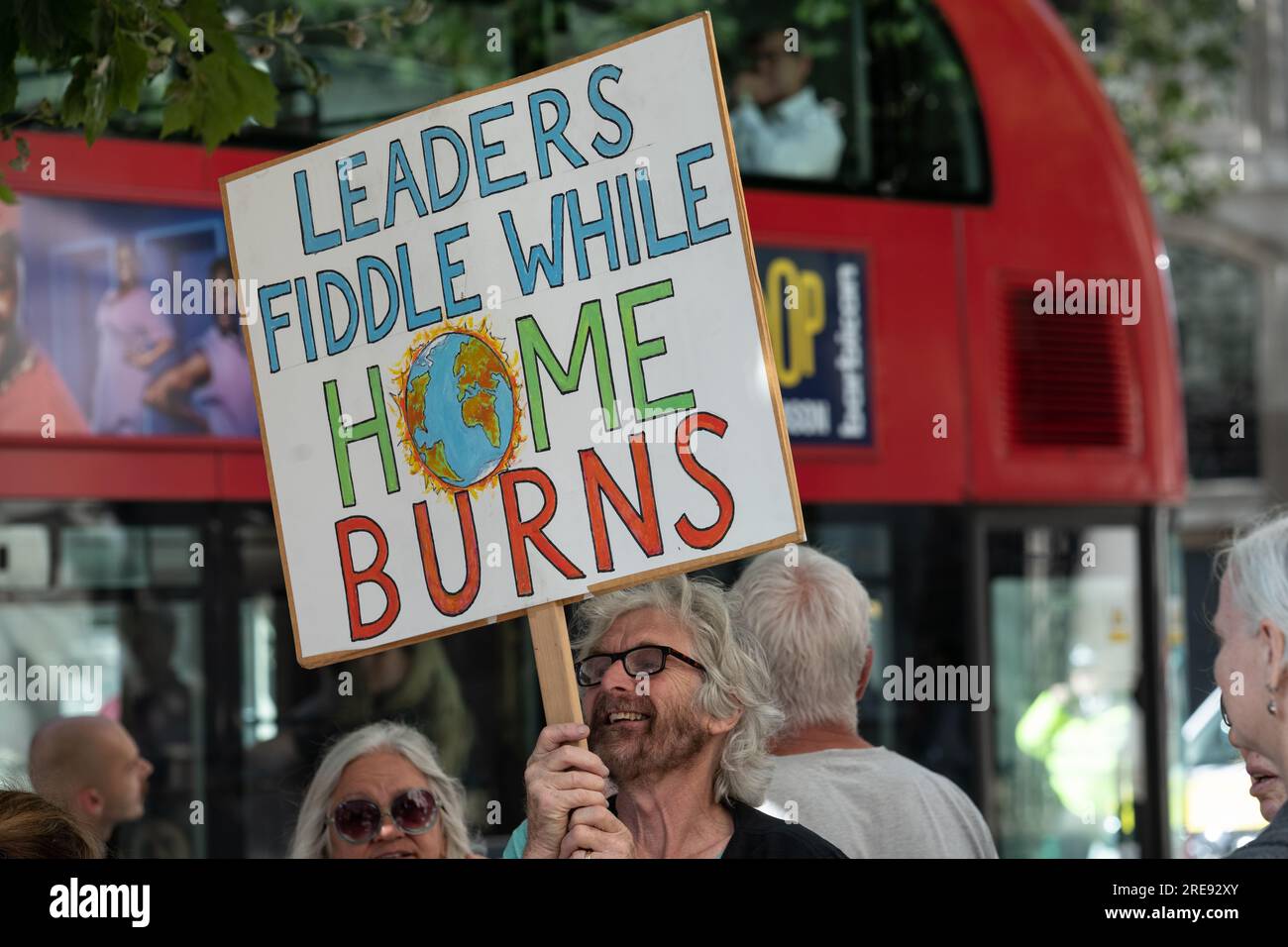 Londra, Regno Unito. 26 luglio 2023. I sostenitori di Marcus Decker e Morgan Trowland si riuniscono al di fuori delle Royal Courts of Justice mentre fanno appello alle loro sentenze penitenziarie per aver occupato il Dartford Bridge chiedendo al Regno Unito di smettere di concedere licenze per nuovi progetti di petrolio e gas. Decker fu imprigionato per disturbo pubblico per due anni e sette mesi e Trowland per tre anni. I sostenitori affermano che anche il signor Decker, cittadino tedesco, deve affrontare la deportazione nonostante si sia stabilito qui con un partner britannico e dei bambini. Crediti: Ron Fassbender/Alamy Live News Foto Stock