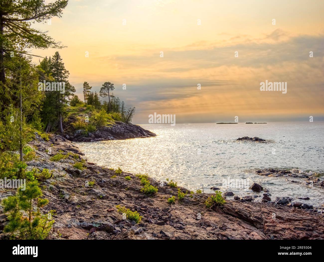 Costa rocciosa, lago Superior sulla penisola di Keweenaw, tra il fiume Eagle e Copper Harbor, nell'Upper Michigan, Stati Uniti Foto Stock