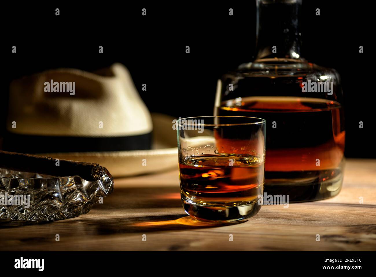 glas di rum, sigaro e un cappello panama in un bar di Cuba Foto Stock