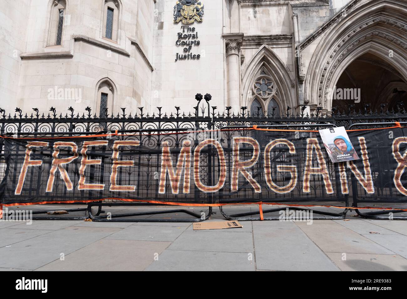 Londra, Regno Unito. 26 luglio 2023. I sostenitori di Marcus Decker e Morgan Trowland si riuniscono al di fuori delle Royal Courts of Justice mentre fanno appello alle loro sentenze penitenziarie per aver occupato il Dartford Bridge chiedendo al Regno Unito di smettere di concedere licenze per nuovi progetti di petrolio e gas. Decker fu imprigionato per disturbo pubblico per due anni e sette mesi e Trowland per tre anni. I sostenitori affermano che anche il signor Decker, cittadino tedesco, deve affrontare la deportazione nonostante si sia stabilito qui con un partner britannico e dei bambini. Crediti: Ron Fassbender/Alamy Live News Foto Stock