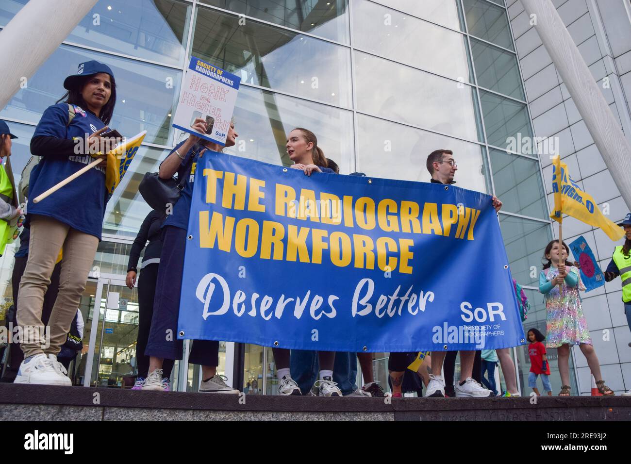 Londra, Regno Unito. 26 luglio 2023. I membri della Society of Radiographers (SOR) si trovano al picchetto fuori dall'University College Hospital mentre i radiografi in Inghilterra continuano il loro sciopero sulla paga il secondo giorno. Credito: Vuk Valcic/Alamy Live News Foto Stock