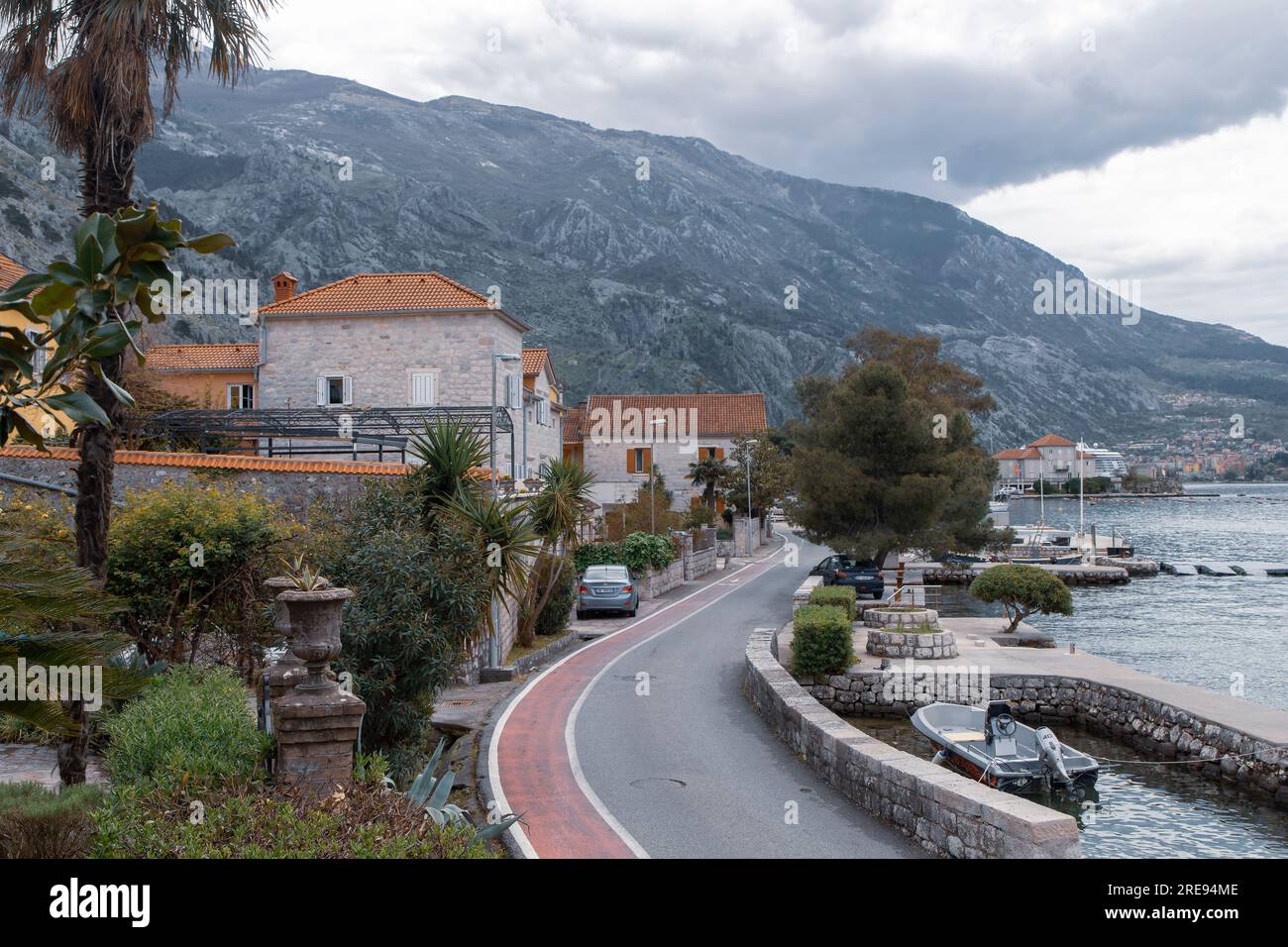 Montenegro - Vista di Dobrota, un villaggio costiero vicino a Cattaro Foto Stock