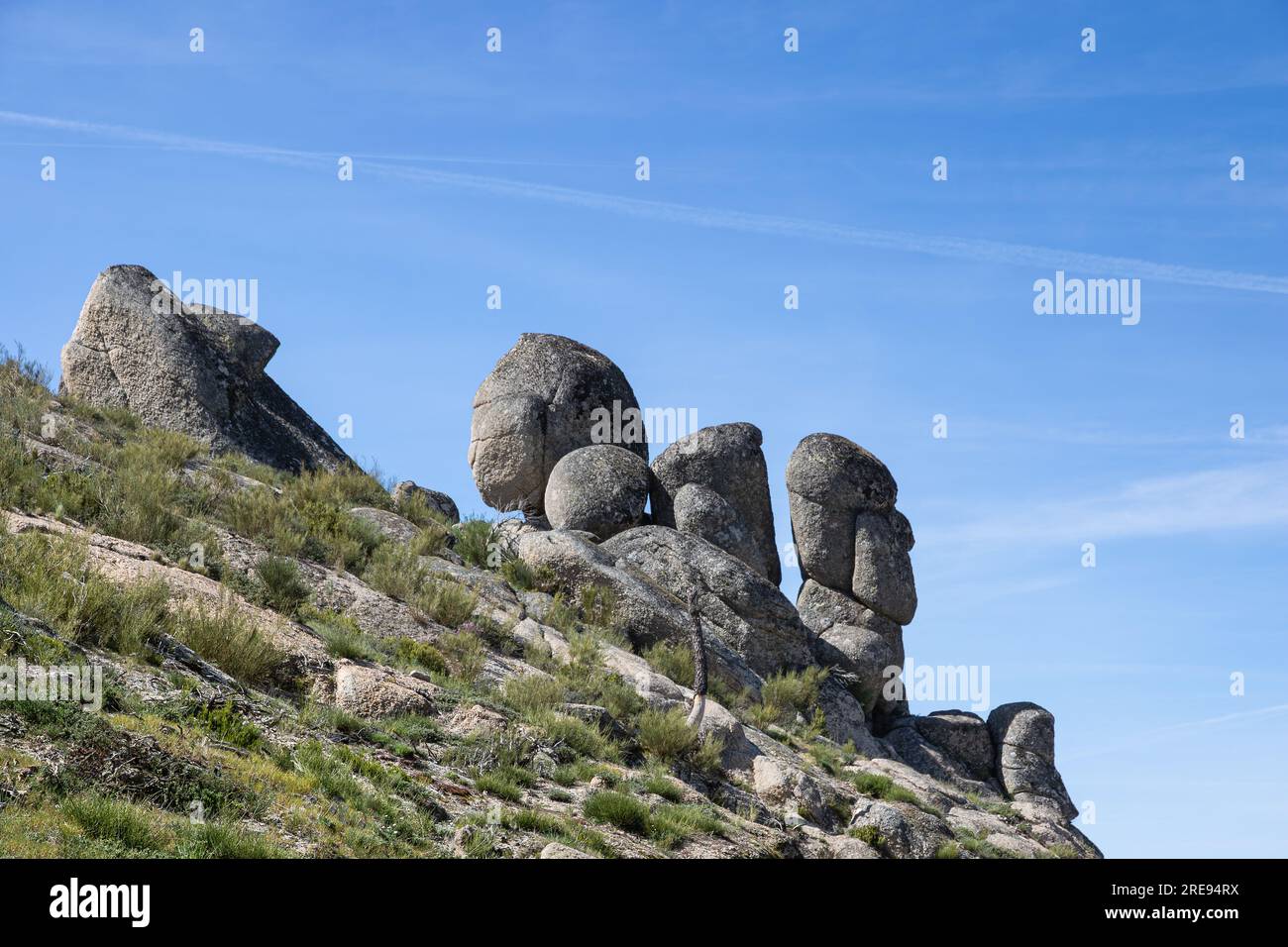 Cabeca do Velho, un'importante formazione rocciosa della testa del vecchio, catturata in una giornata di sole, situata in Portogallo Foto Stock