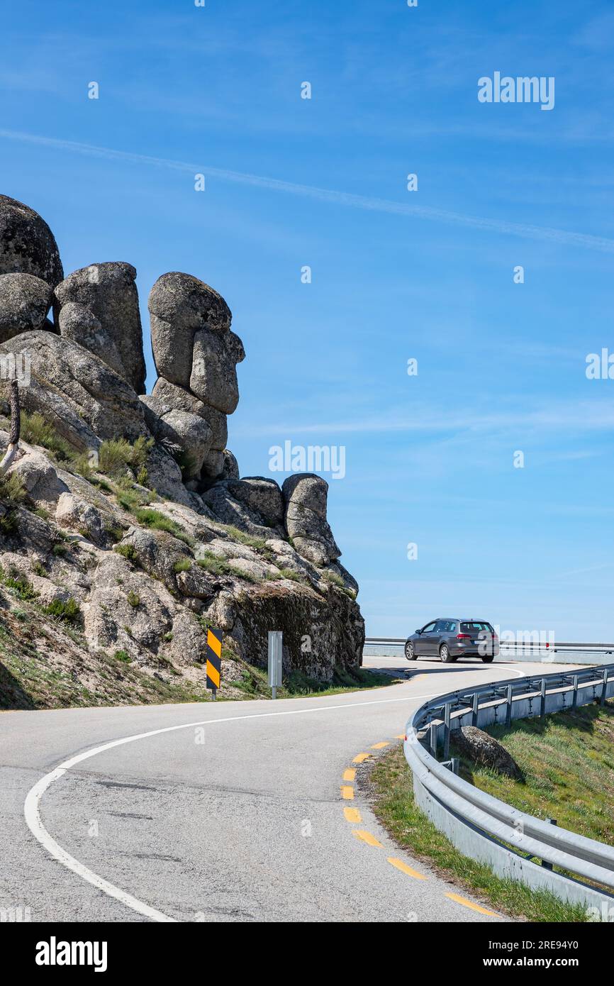 Viaggio in auto alla famosa Cabeca do Velho, una formazione rocciosa della testa di un vecchio, situata in Portogallo Foto Stock
