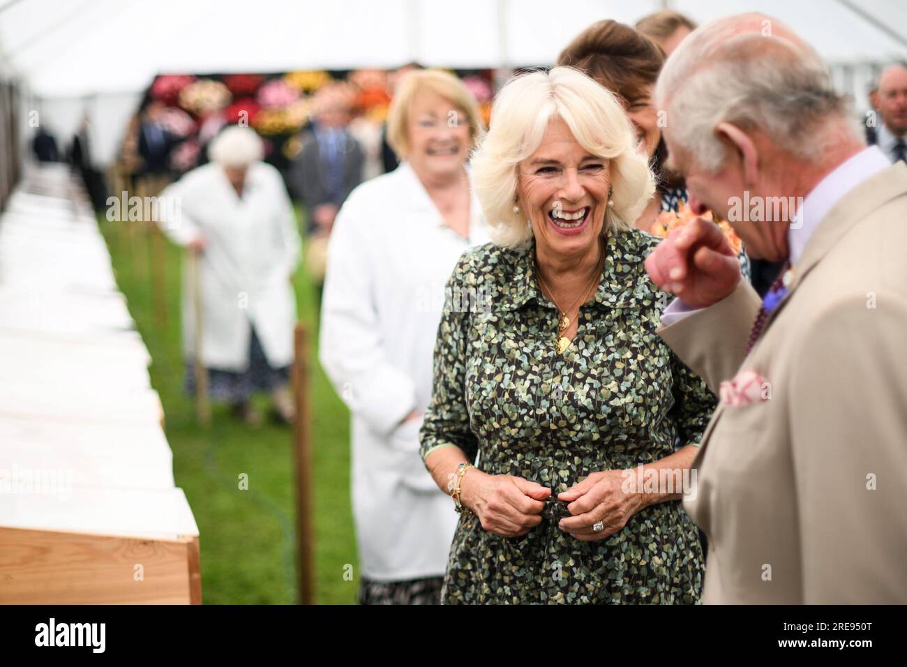 I re Carlo III e la regina Camilla ridono mentre vedono una mostra durante il Sandringham Flower Show alla Sandringham House nel Norfolk. Data foto: Mercoledì 26 luglio 2023. Foto Stock