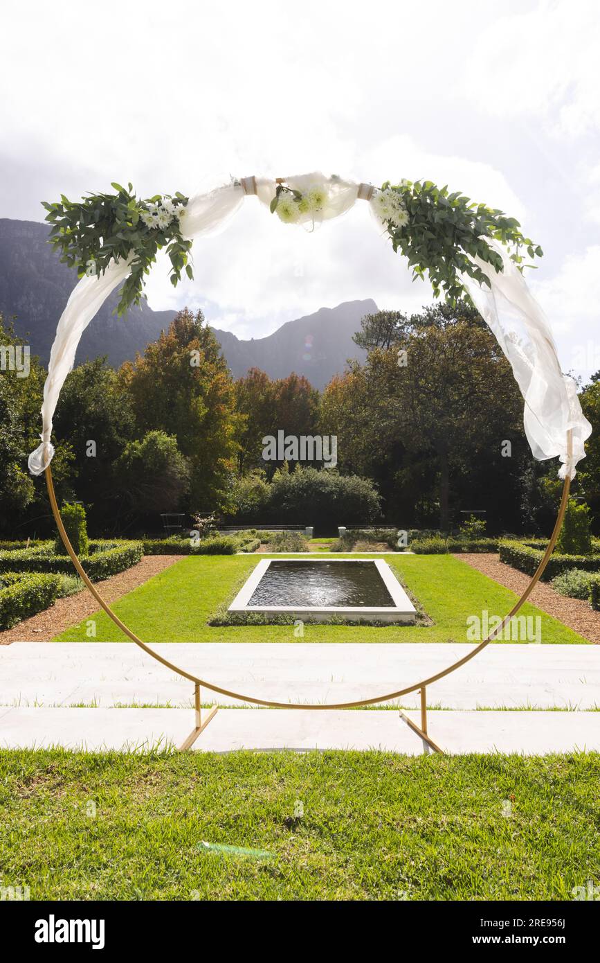 Arco decorativo per matrimoni e laghetto nel soleggiato giardino, spazio fotocopie Foto Stock