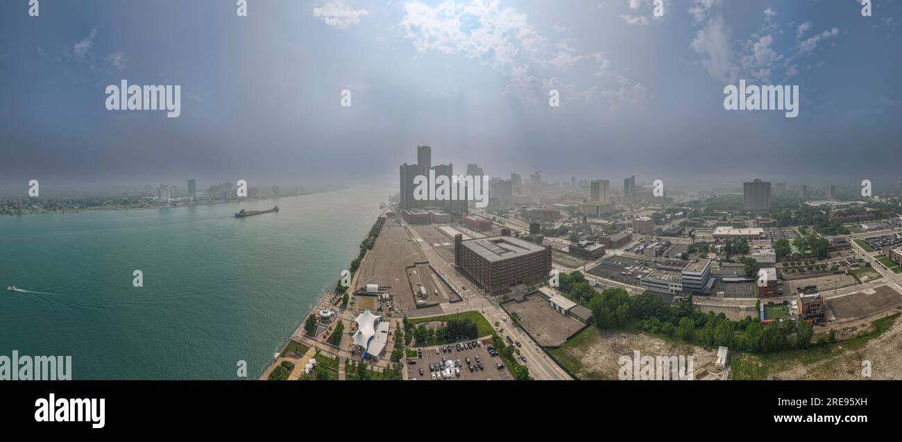 Vista aerea del centro di Detroit e del fiume Detroit, con fumosità che si propagano dal Canada il 29 giugno 2023, attivando allarmi di qualità dell'aria. Foto Stock