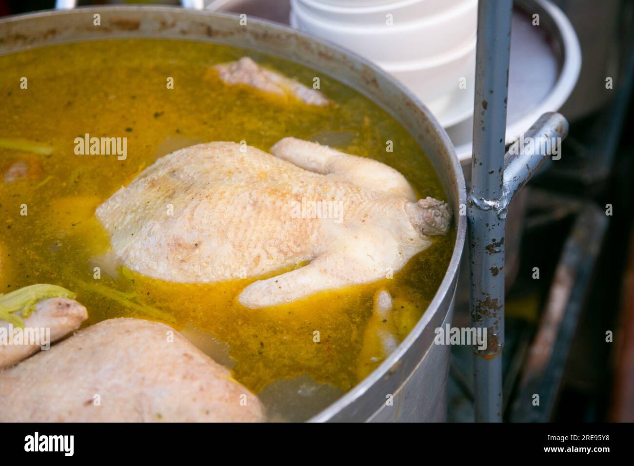 Caldo de Gallina. Il brodo di pollo è un piatto tradizionale della gastronomia peruviana Foto Stock