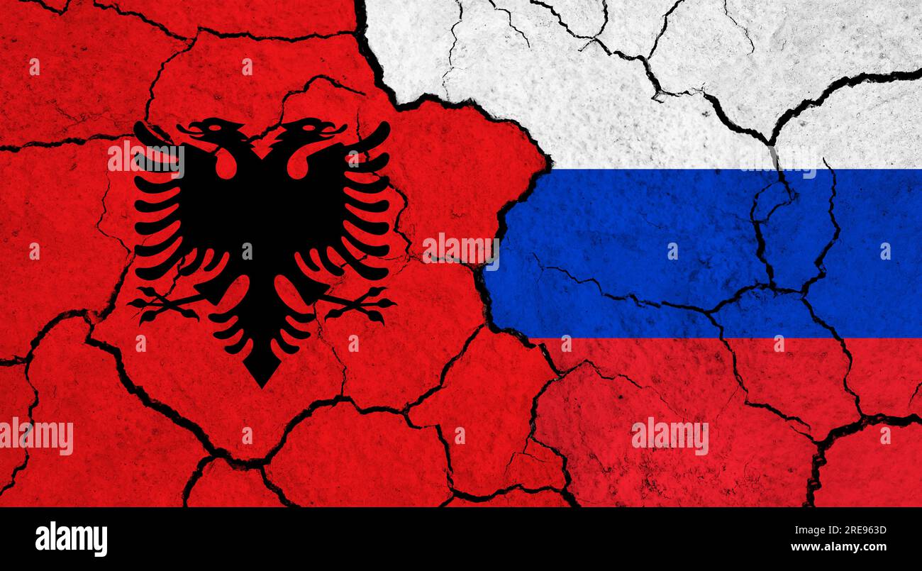 Bandiere di Albania e Russia su una superficie incrinata - politica, concetto di relazione Foto Stock