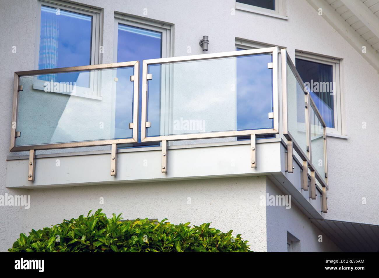 Nuova e moderna ringhiera con balcone in vetro Foto stock - Alamy