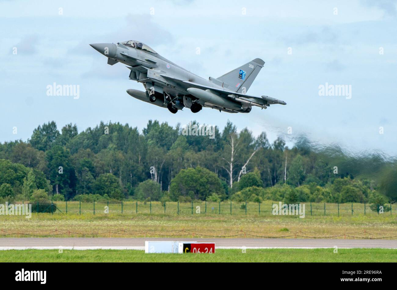 Un jet Typhoon della RAF decolla per un esercizio di addestramento presso la base aerea di Amari in Estonia. Qui uno squadrone di jet Eurofighter Typhoon della RAF viene schierato per l'operazione Azotize, la missione di polizia aerea baltica della NATO per sorvegliare lo spazio aereo oltre il confine orientale della NATO. Data foto: Mercoledì 26 luglio 2023. Foto Stock