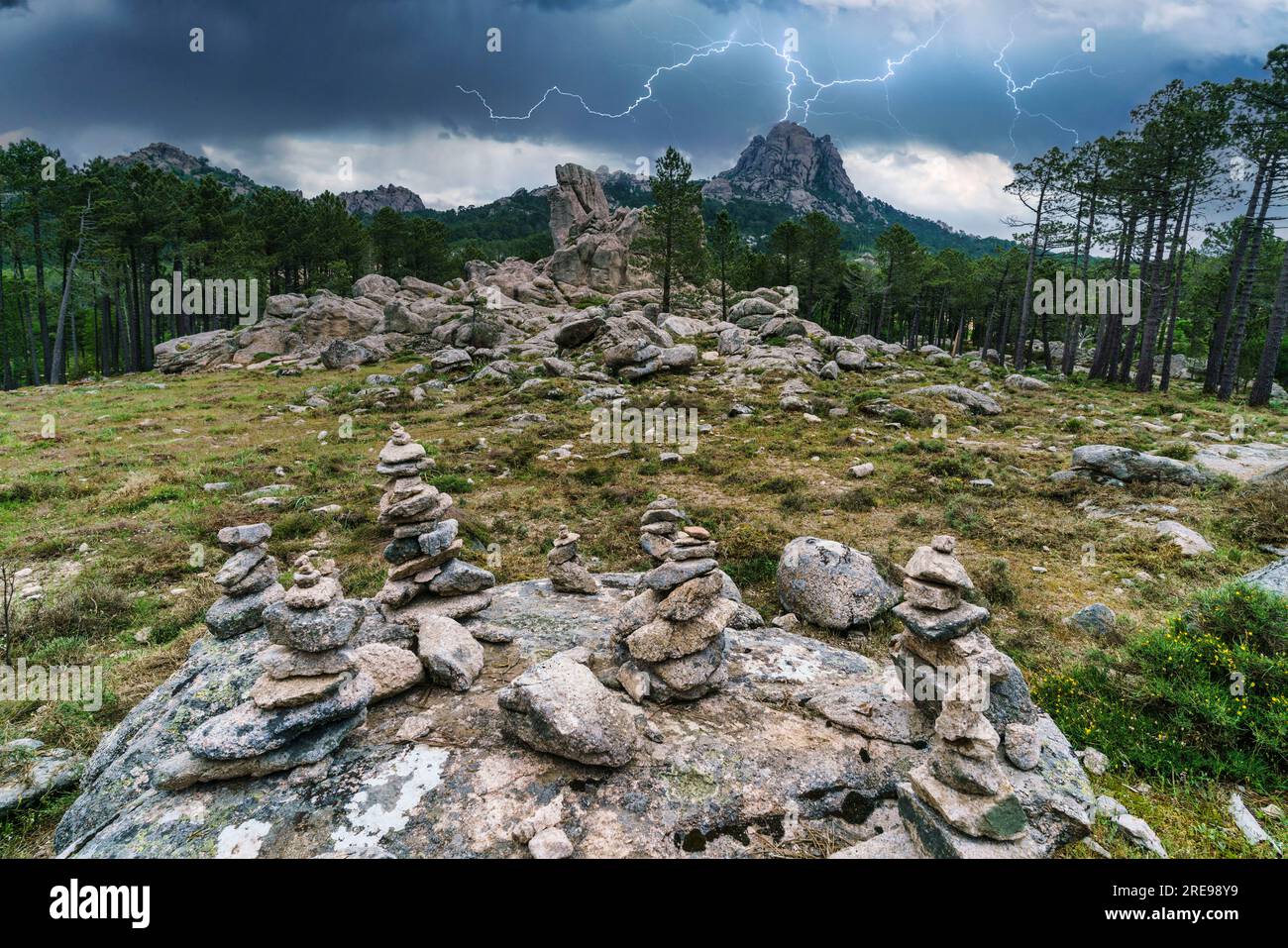 Bavella Berge, gestapelte Steine, Gewitter, Blitze, Landschaft, Berge, Bergregion, Korsika, Frankreich Foto Stock