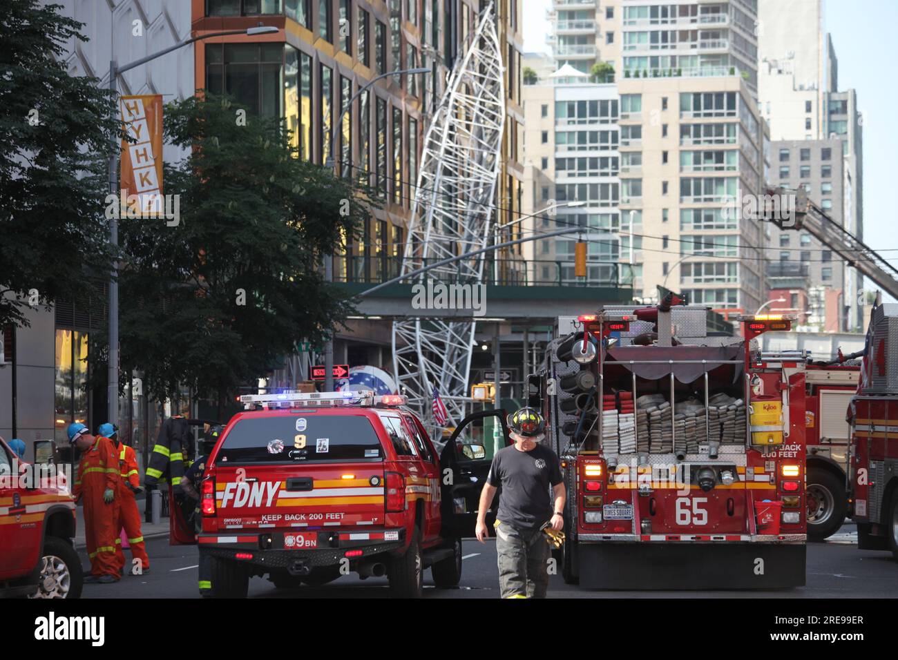 New York, USA. 26 luglio 2023, New York City, New York: (NEW) Construction Crane Catches Fire and Collapses in Manhattan-NYC. 26 luglio 2023, New York, USA: Una gru da costruzione prende fuoco e crolla su un grattacielo a metà Manhattan, New York City la mattina presto di mercoledì (26), con fumo nero nel cielo e inviando detriti per la strada sottostante, ma nessuna informazione ancora se qualcuno è ferito. Ci sono molte ambulanze con vigili del fuoco e polizia di New York che forniscono aiuto e traffico pesante di veicoli e persone in tutta la zona. Crediti: ZUMA Press, Inc./Alamy Live News Foto Stock