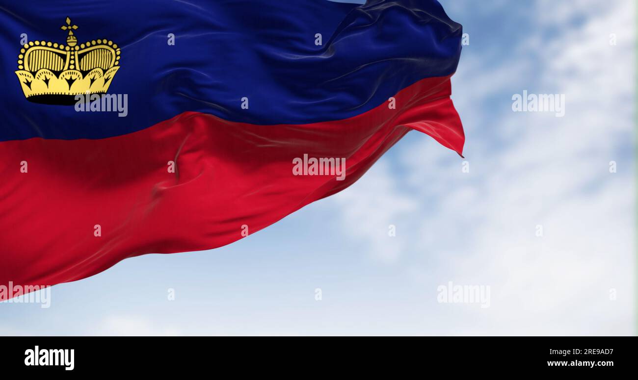 Bandiera nazionale del Liechtenstein che sventola nel vento in una giornata limpida. Il Principato del Liechtenstein è un microstato situato nelle Alpi. illustrazione 3d. Foto Stock