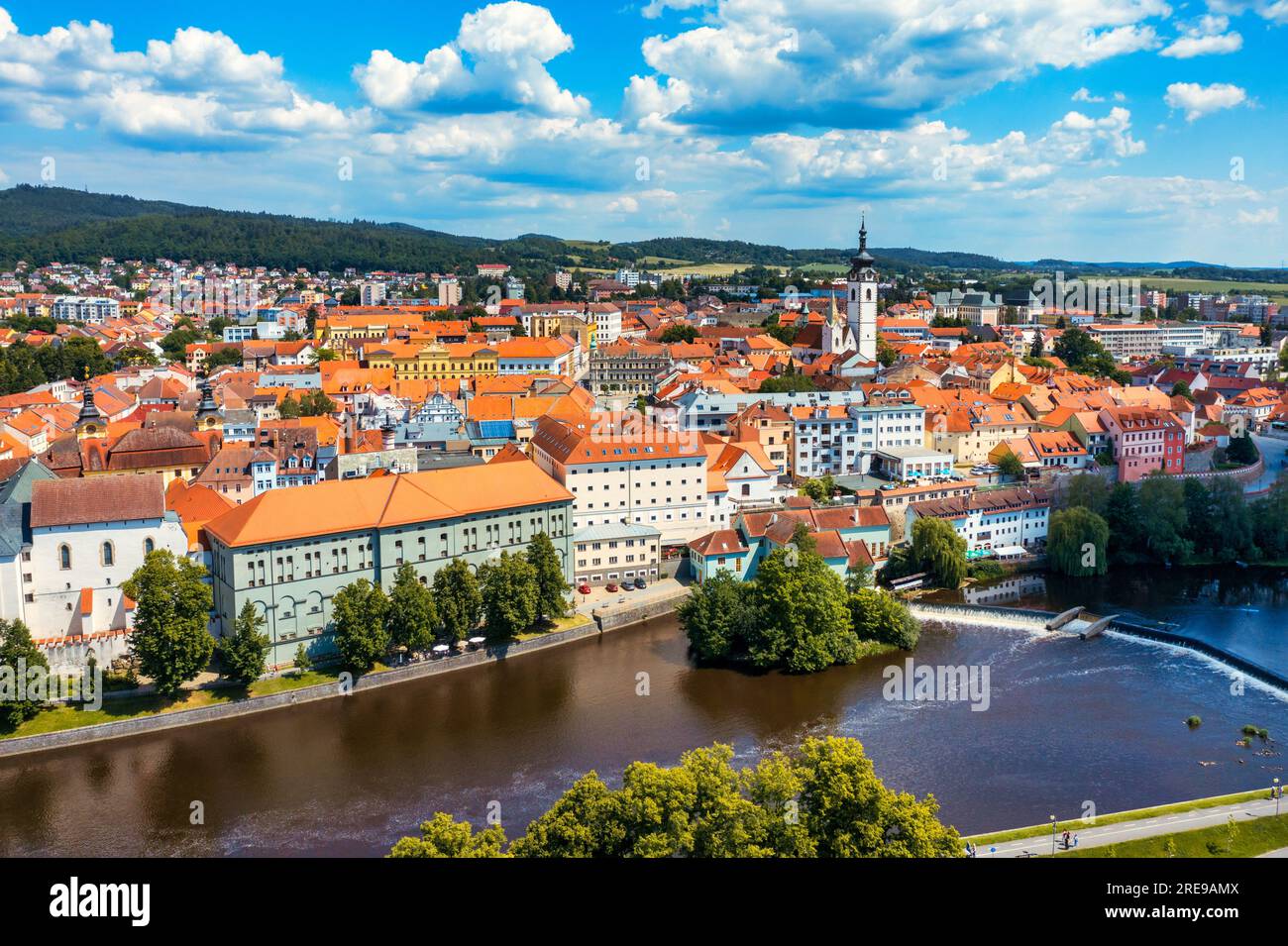 Città medievale Pisek e storico ponte in pietra sul fiume Otava nella Boemia meridionale, Repubblica Ceca. Ponte di pietra di Pisek, il più antico conservato in anticipo Foto Stock