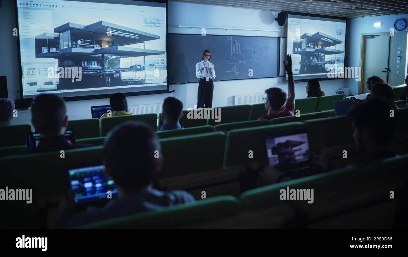 Giovane insegnante femminile che tiene una lezione di scienza dei dati a diversi gruppi multietnici di studenti femminili e maschili nella Dark College Room. Proiezione di una presentazione Foto Stock