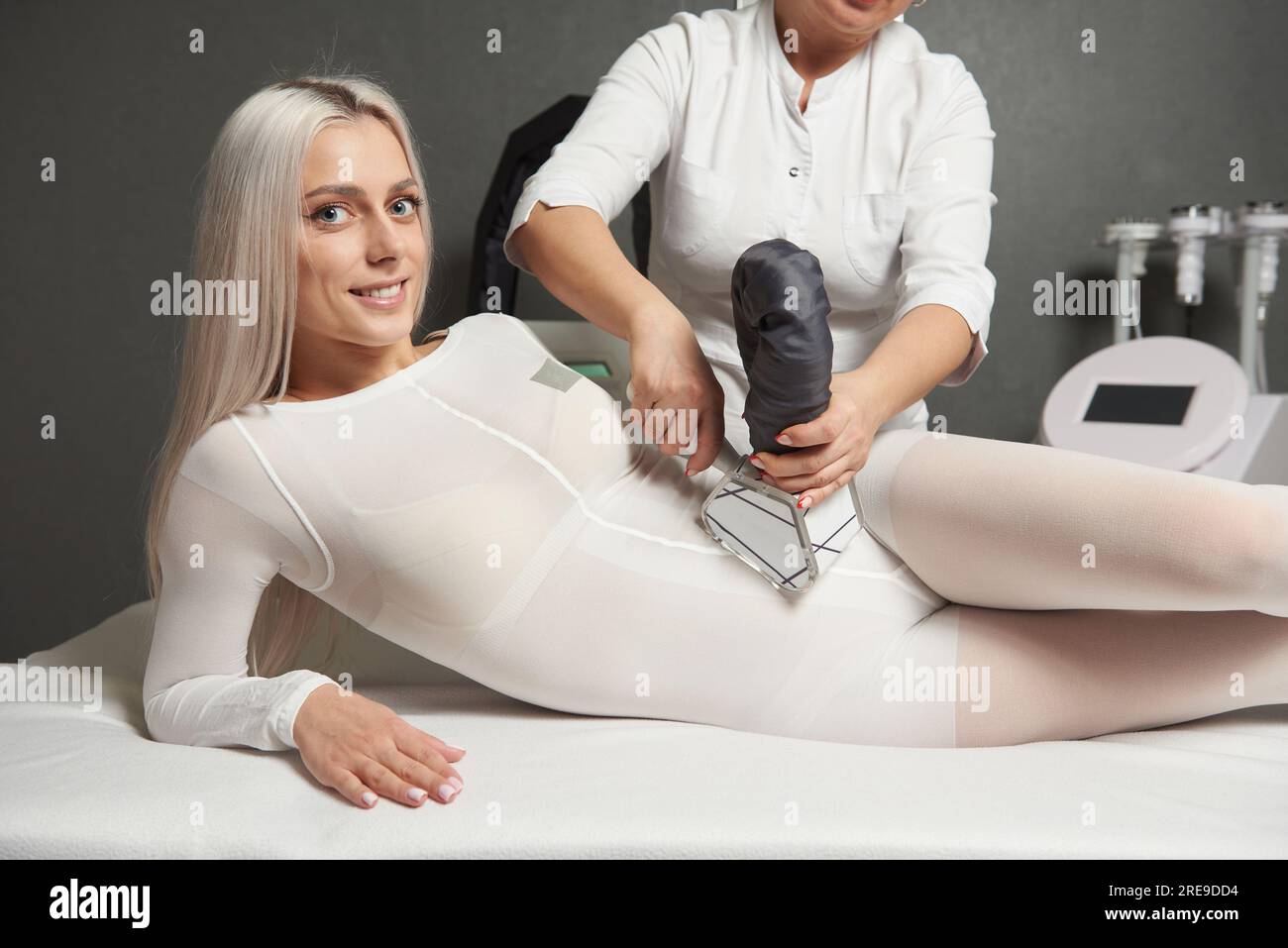 Correzione della figura con massaggio gpl sulla pancia femminile Foto Stock