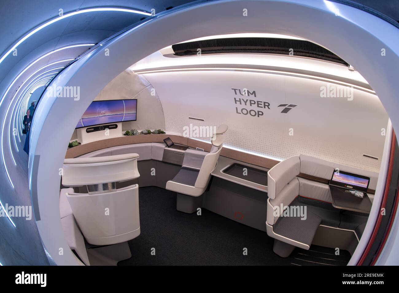 Ottobrunn, Germania. 26 luglio 2023. Il tubo del binario di prova Hyperloop con la sua cabina di trasporto è aperto per la visione prima che inizi l'apertura. Il nuovo tracciato di prova Hyperloop presso l'Università tecnica di Monaco (TUM) comprende un tubo del vuoto lungo 24 metri in calcestruzzo e un veicolo passeggeri di dimensioni normali - è il primo in Europa ad essere completamente certificato per il funzionamento dei passeggeri, secondo TUM. Crediti: Peter Kneffel/dpa/Alamy Live News Foto Stock