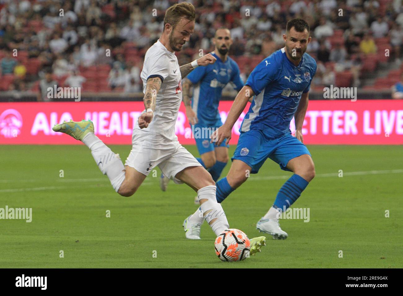 Singapore, Singapore. 26 luglio 2023. James Maddison (L) del Tottenham Hotspur gareggia durante la partita tra la squadra inglese di Premier League Tottenham Hotspur e la squadra di Singapore Premier League Lion City Sailors al Singapore Festival of Football tenutosi nel National Stadium di Singapore, il 26 luglio 2023. Crediti: Poi Chih Wey/Xinhua/Alamy Live News Foto Stock