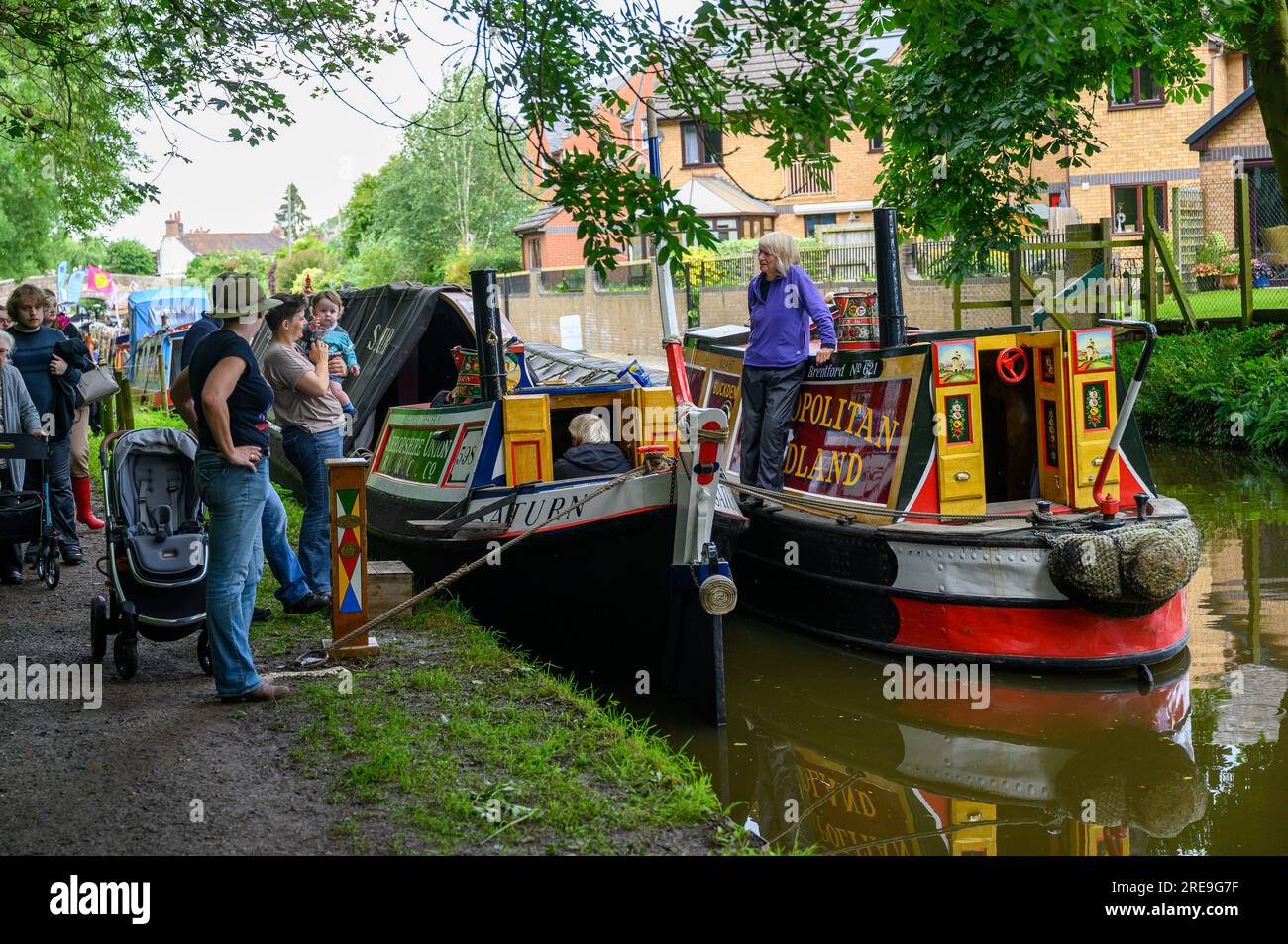 I commercianti di barche e gli espositori del canale interagiscono con il pubblico sul sentiero cittadino durante il Gnosall Canal Festival nello Staffordshire Foto Stock