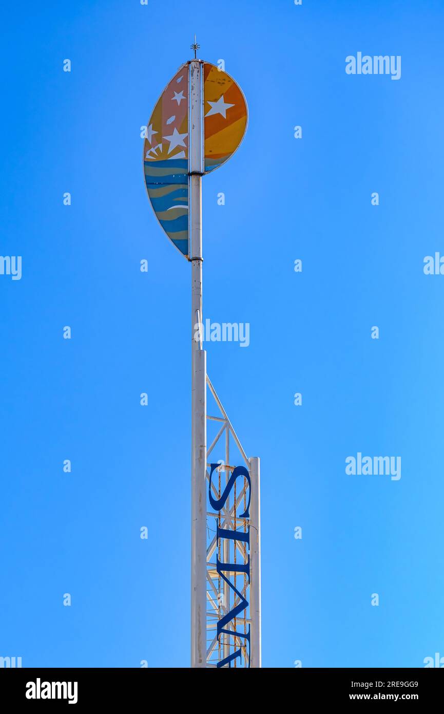 Alicante, Spagna, simbolo del metallo in un edificio nel quartiere sul lungomare. Cielo blu in una giornata di sole Foto Stock