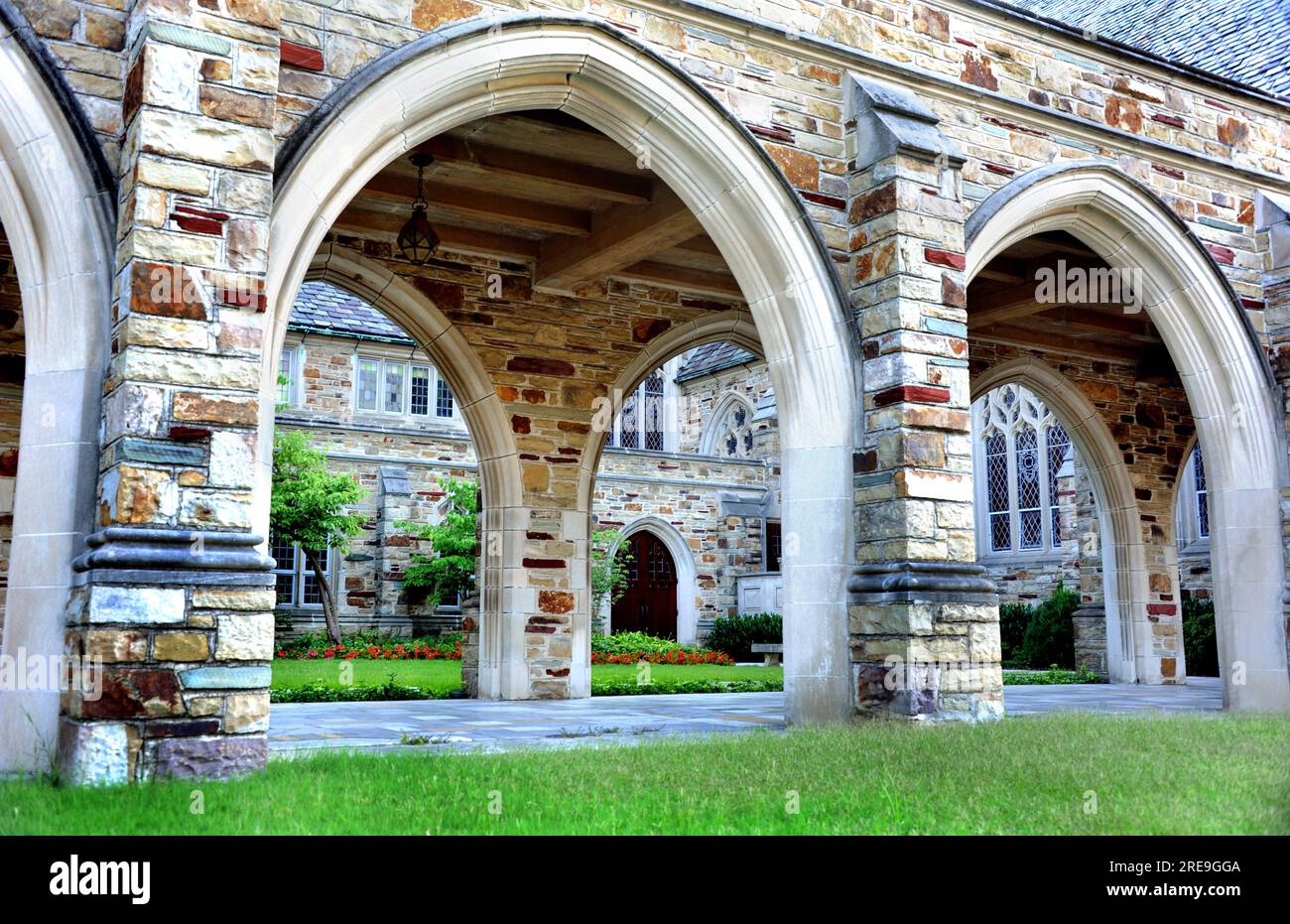 Archi in pietra incorniciano la porta in legno della chiesa presbiteriana di Idlewood a Memphis, Tennessee. Foto Stock