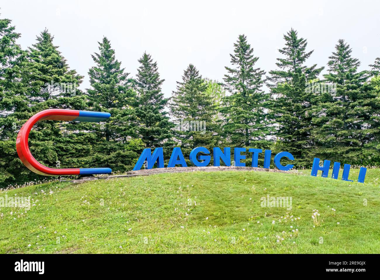 Magnetic Hill è un'attrazione turistica a Moncton, New Brunswick, dove i visitatori sono soggetti a un'illusione ottica che li fa sentire vefici Foto Stock