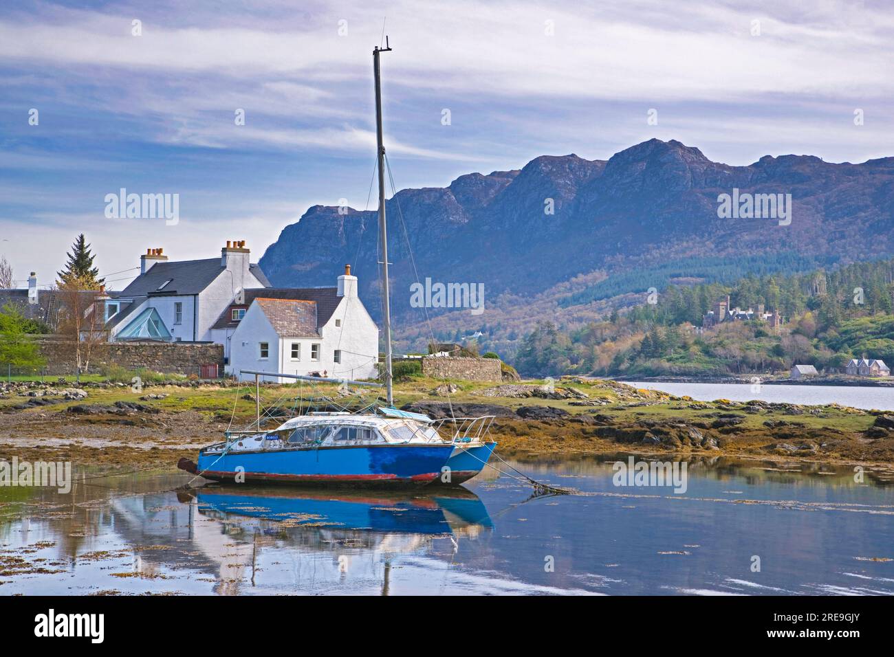 Splendido villaggio vacanze temperato di Plockton, vicino a Kyle of Lochalsh, Loch Carron, regione delle Highland, Scozia, Regno Unito Foto Stock