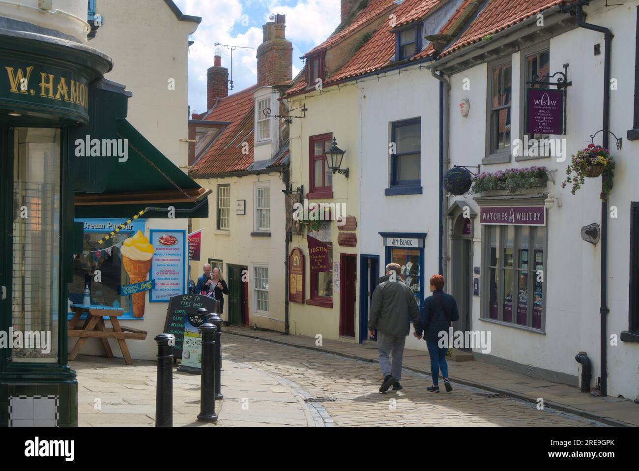 Cuurch Street, antichi edifici con tetti in tegole, pittoresche strade acciottolate, Church Street, Whitby, North Yorkshire Coast , Inghilterra, Regno Unito. Foto Stock