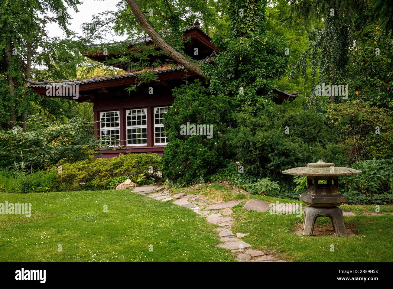 Casa da tè e lanterna in pietra nel giardino giapponese di Leverkusen, Renania settentrionale-Vestfalia, Germania. Teehaus und Steinlaterne im Japanischen Garten a le Foto Stock