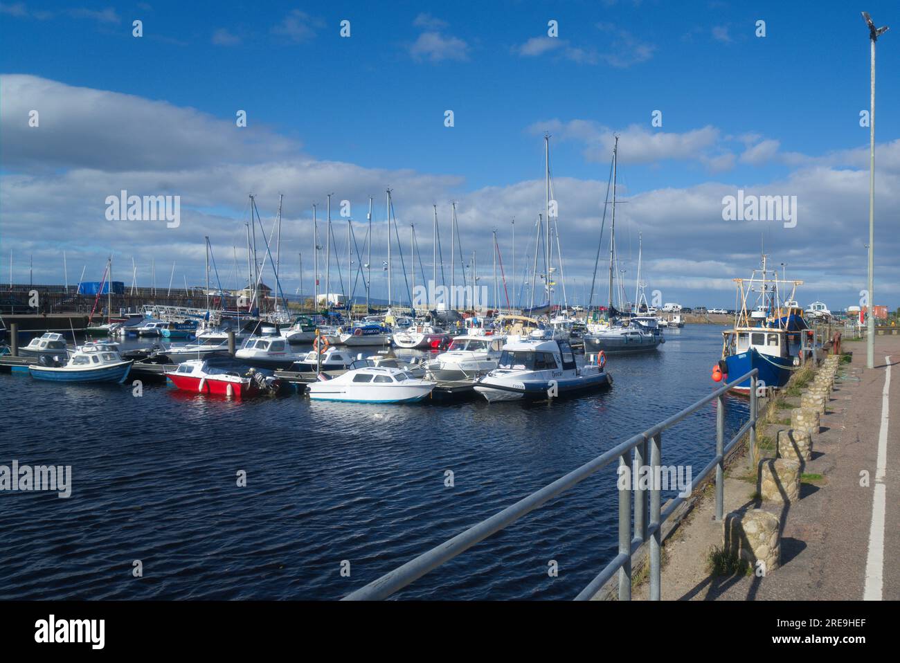 Porto di Nairn, porticciolo, barche. Guardando a nord verso Moray Firth. Bella giornata soleggiata e limpida con un'ottima struttura nuvolosa. Highland Region, Scozia Foto Stock