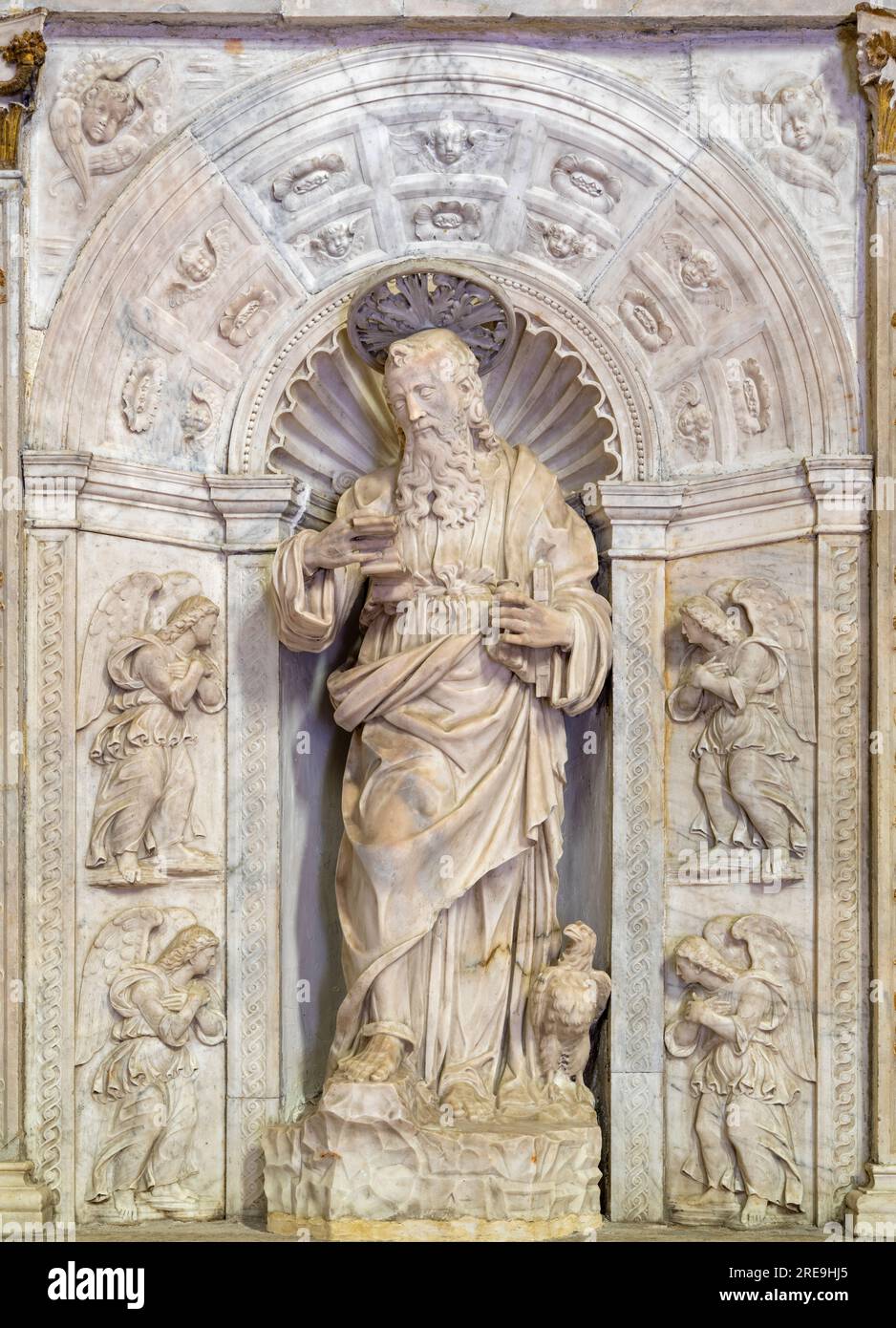 NAPOLI, ITALIA - 23 APRILE 2023: La scalinata marmorea rinascimentale di San Giovanni Evangelista nella chiesa di San Giovanni a Carbonara Foto Stock
