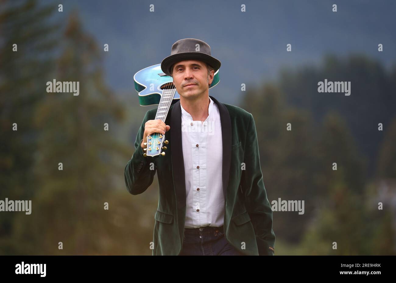 Jungholz, Austria. 17 luglio 2023. Il musicista Martin Kilger sta con la sua chitarra su un prato di montagna. La Corte Federale di giustizia (BGH) ascolterà la causa del musicista professionista per il risarcimento della perdita di reddito correlata alla corona il 27 luglio 2023. (Al dpa 'divieto di prestazioni a causa della corona - il musicista fa causa per risarcimento') credito: Karl-Josef Hildenbrand/dpa/Alamy Live News Foto Stock