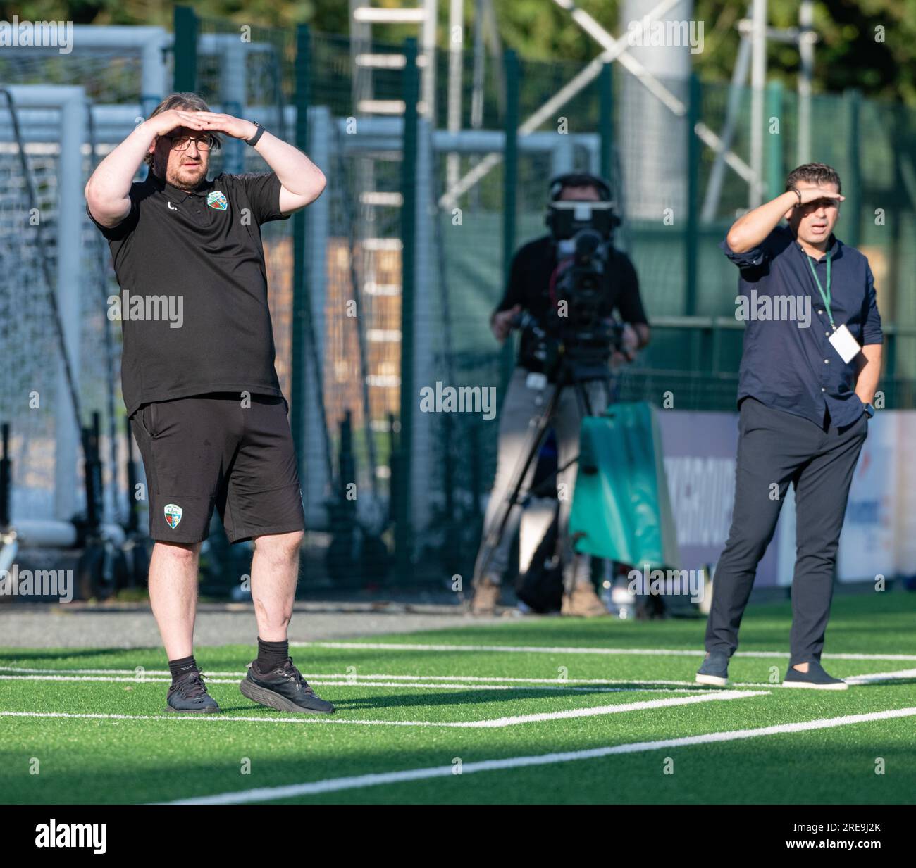 Park Hall, Oswestry, Shropshire, Inghilterra, 25 luglio 2023. I due manager Craig Harrison (TNS) e Carlos Fangueiro (Swift Hesperange) guardano la partita durante, i New Saints of Oswestry Town & Llansantffraid Football Club/The New Saints (TNS) contro Football Club Swift Hesperange nel secondo turno di qualificazione della UEFA Europa Conference League 2023/2024. (Immagine di credito: ©Cody Froggatt/Alamy Live News) Foto Stock