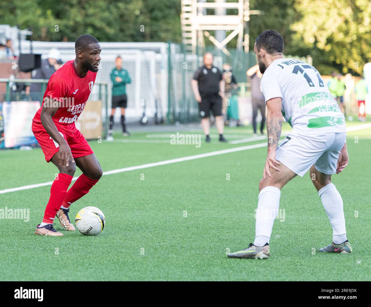 Park Hall, Oswestry, Shropshire, Inghilterra, 25 luglio 2023. Négo Ekofo di Swift Hesperange sul pallone durante, The New Saints of Oswestry Town & Llansantffraid Football Club/The New Saints (TNS) V Football Club Swift Hesperange nella UEFA Europa Conference League secondo turno di qualificazione 2023/2024 stagione. (Immagine di credito: ©Cody Froggatt/Alamy Live News) Foto Stock