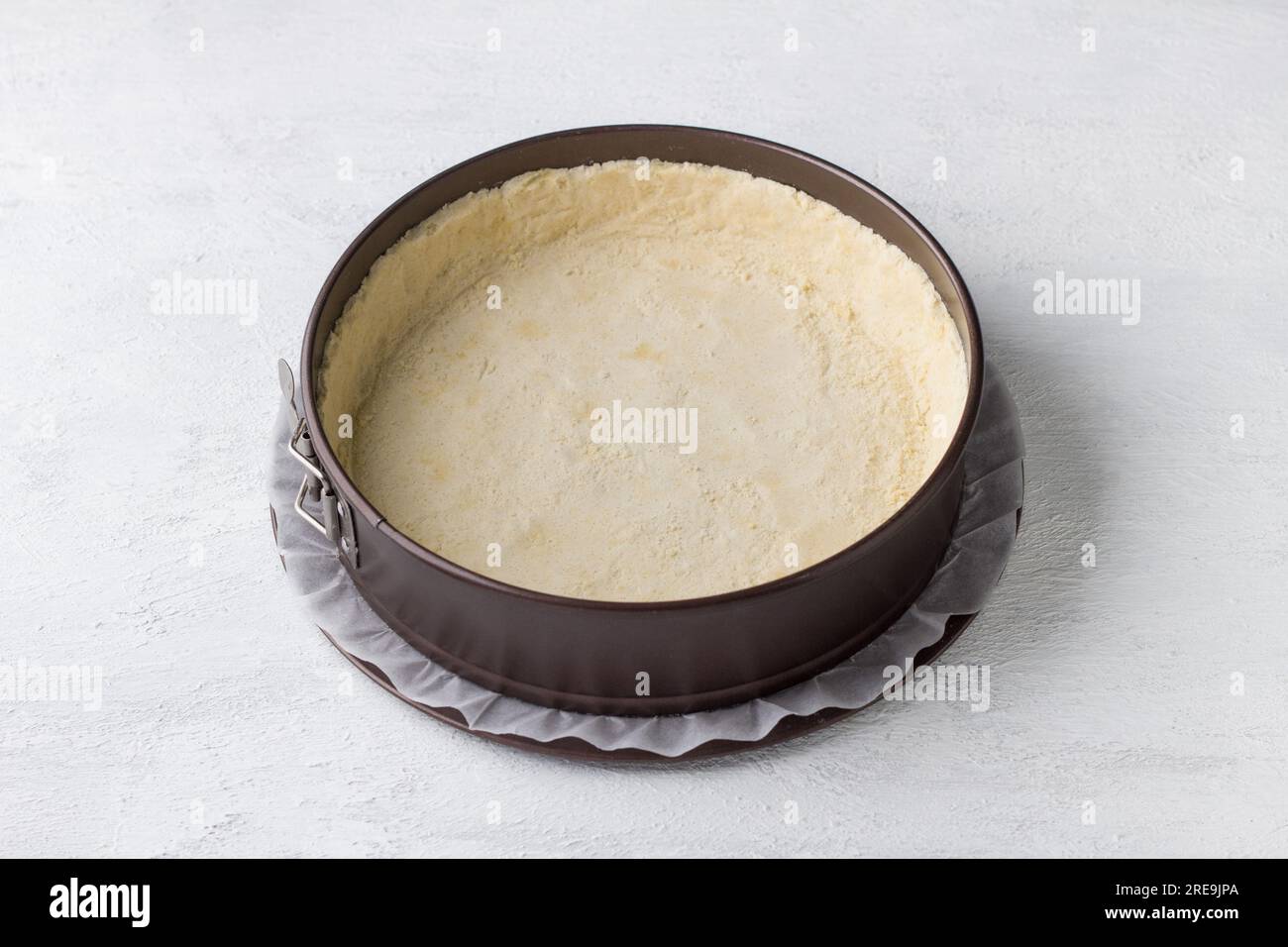 Cheesecake, piastra da forno in metallo rimovibile con pasta frolla per cheesecake o altra torta. Passo dopo passo, fase di cottura, cottura a domicilio, gr. Leggera Foto Stock