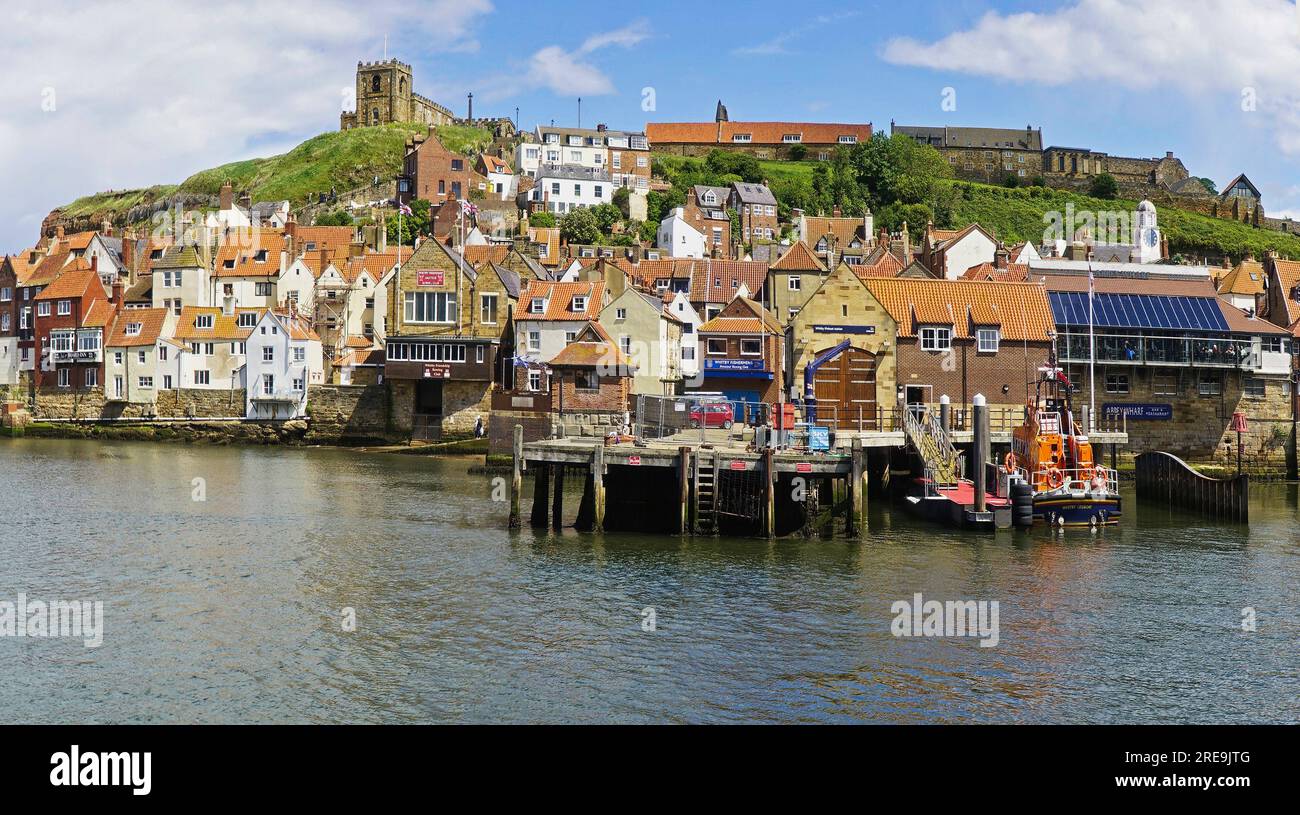 Panorama sul fiume Esk fino alle rovine dell'abbazia di Whitby sulla collina di Tate. Whitby, North Yorkshire Coast , Inghilterra, Regno Unito Foto Stock