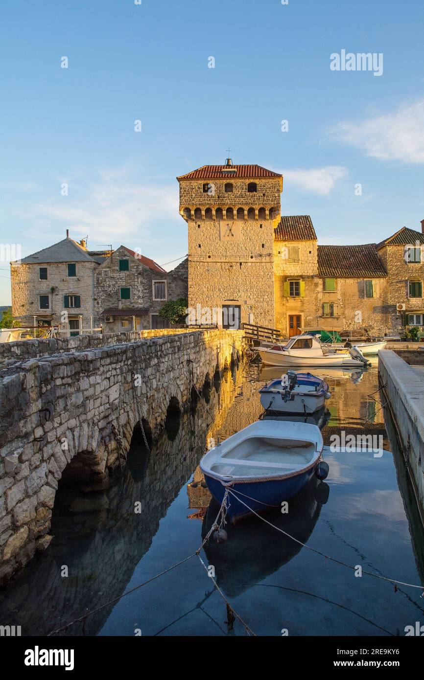 Kastilac a Kastel Gomilica, Kastela, Croazia. forte del xvi secolo. L'esterno è stato utilizzato come luogo del Trono di Spade - la città libera di Braavos Foto Stock