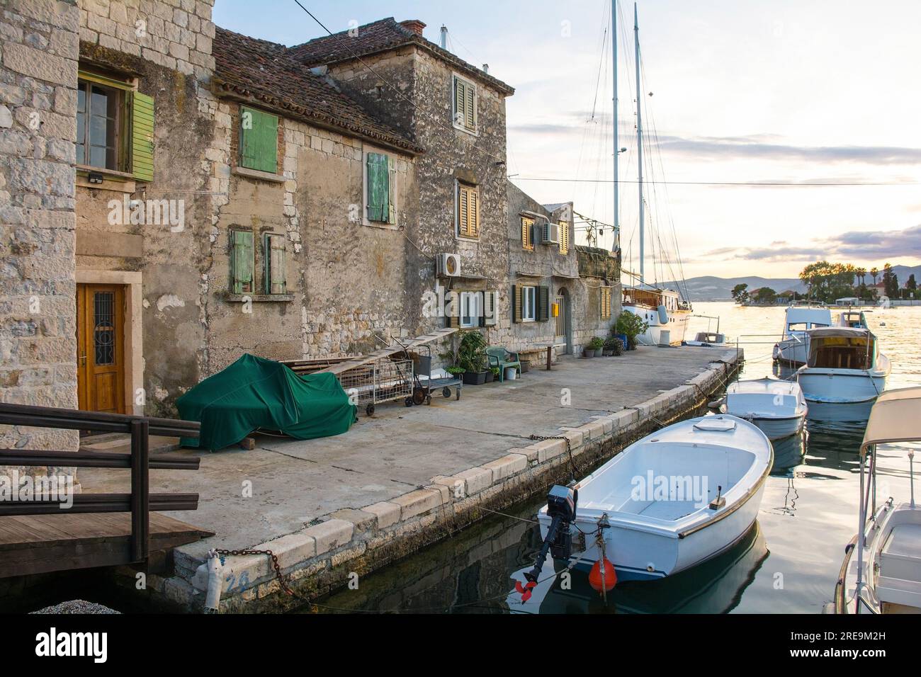 Case nelle mura di Kastilac a Kastel Gomilica, Kastela. forte del xvi secolo. L'esterno è stato utilizzato come luogo del Trono di Spade - la città libera di Foto Stock