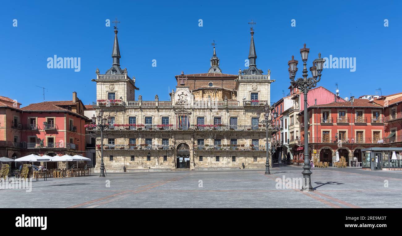 León Spagna - 07 04 2021: Vista presso il Municipio della città Vecchia di León, l'edificio del laboratorio municipale di arti plastiche, su León Plaza Mayor, o piazza Leon Mayor, centr Foto Stock